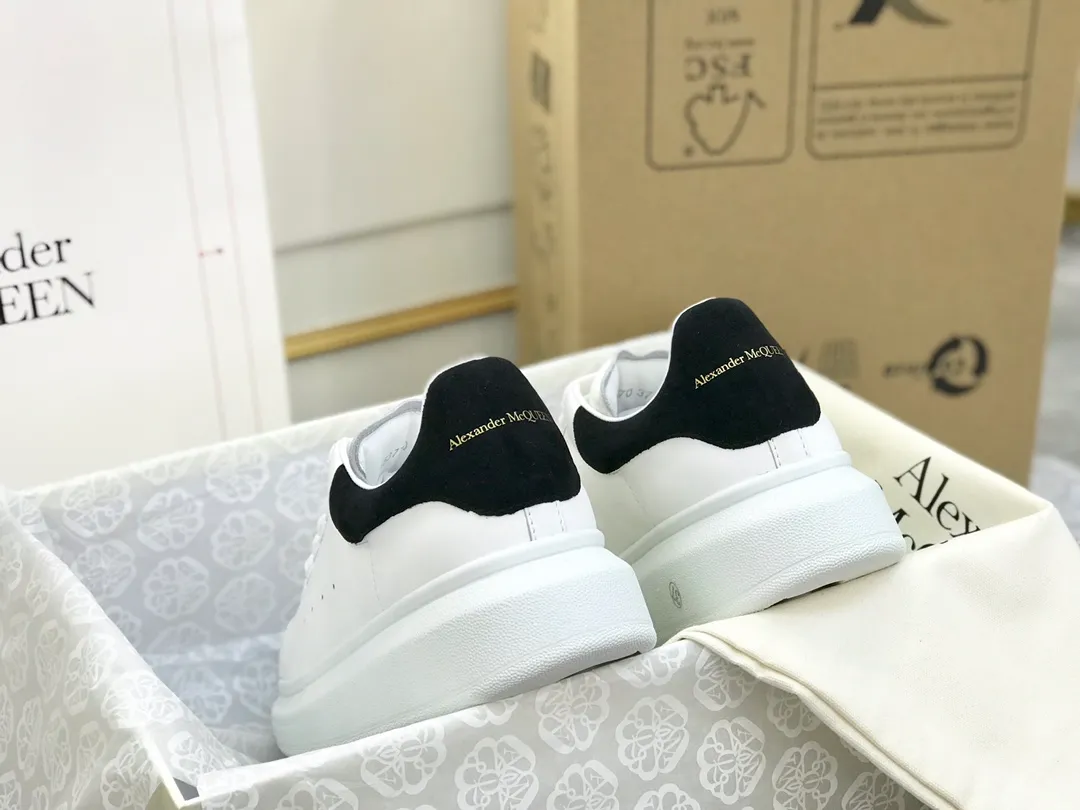 👟👟Ex-factory price 480👟👟McQueen Yang Jingwei is crazy about white shoes ❤️More than 150 types of layouts, making the top quality in the market. McQueen Alexander mcqueen's classic star popular all-match white shoes, whoever wears them will look better√ One of the most photographed shoes in street photography 〰 Tell the babies loudly that my outsole is the original custom-made matte outsole. The rubber foam outsole has a certain degree of hardness and resilience. It is comfortable to walk and has a great foot feel‼ ️(Please distinguish between soft PU or yellowed raw rubber soles in the market) 〰 Original version, original custom-made, imported matte silk cowhide from Italy, imported full-grain cowhide for lining feet, discreet thick-soled design, about 4cm, easy to wear on long legs 〰Size: Women's size 34-40m (34, 40 customized, non-refundable) Men's size 38-44 (38, 44 customized, non-refundable)